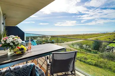 Image de \"BeachWaveThree\": Holiday apartment right on the beach with sauna, balcony & Baltic Sea view