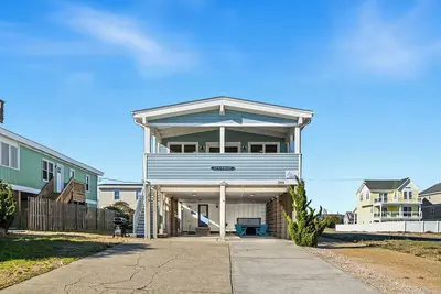 Image de Liv'n Wright | Hot Tub | 600 ft to the beach
