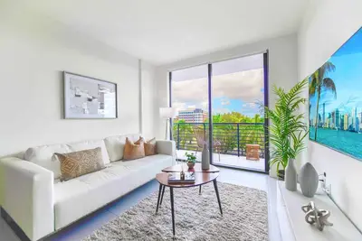 Image de Beautiful and Stylish Condo Close The Doral Park