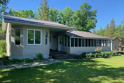 Image de Cozy cabin just a few minutes walk from St. Malo Provincial Park & Beach!