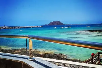 Image de Beautiful Beachfront Aptmto at waters edge with stunning Ocean and Harbour views