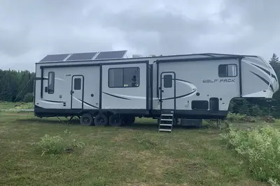 Image de Wolf pack for rent in the prairie with 2 person hot tub