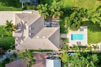 Image de Saltwater Pool, Hot Tub & Fun Games Near Downtown