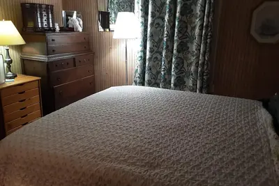 Image de Bungalow near bus line with 10 minute ride to Hayward Field