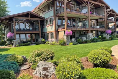 Image de The Lakeside Jewel- Beautiful Waterfront Condo