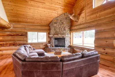 Image de The Cabin · Rustic Log Cabin with Pasture and Mountain Views