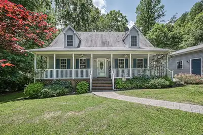 Image de Laid-back lake house with porch, deck, grill, firepit, game room, Ac, & W/D
