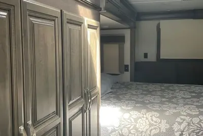 Image de 40 Ft Montana Fifth Wheel Coach to rent at campgrounds in the Marshall area