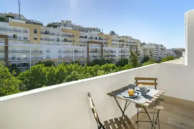 Image de Superb & Sunny Apt Downtown ❋ 5mins walking to the beach ❋ Ideal location