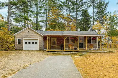 Image de New London Cottage w/ Grill, Lake & Beach Access