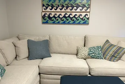 Image de Brand New Condo! Sleeps 6, Full kitchen, Walk to Beach/Town, Pools, Grill, Yard