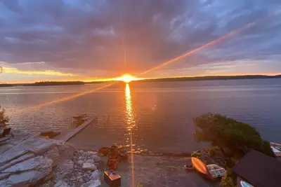 Image de Lake side Chateau and Coach House with private beach and Hot Tubs.