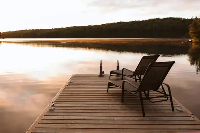 Image de Cozy Coe Lake Cottage | Hot Tub · Wood Fireplace