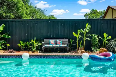 Image de Pet Friendly, Private Backyard with Pool and Hot Tub close to all attractions