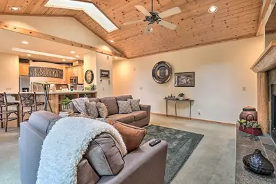 Image de Sisters Getaway w/ Hot Tub ~ Half-Mi to Dtwn!