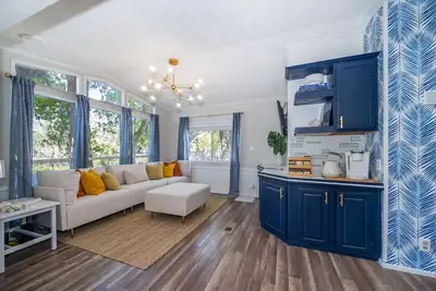 Image de **Charming Lakeview Cottage 4 Miles From Disney**