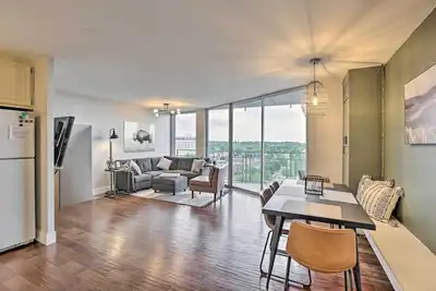 Image de 7th-Floor Omaha Condo w/ Balcony & Park Views