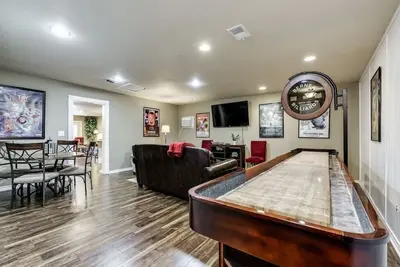 \"Game Day Getaway\" - Walk to Stadiums! Hot Tub! Shuffleboard!