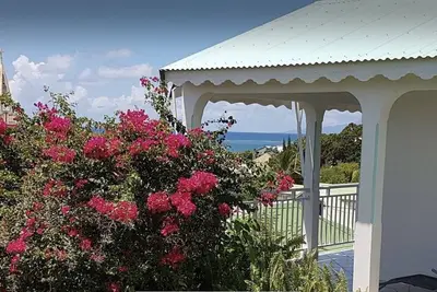 Image de Bungalow ' Vue Sur Mer '(5 minutes Ă pied de la plage)