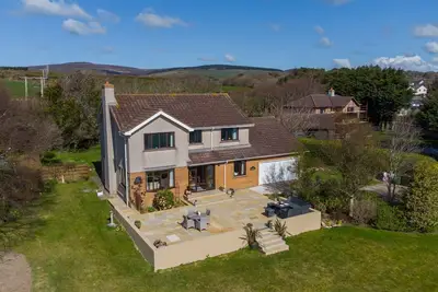 Image de Garey Beg is a large spacious detached house with an extensive garden set in the quiet village of Co