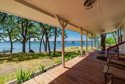 Remodeled Lakefront! Private beach, toys & hot tub