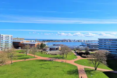 Image de Friendly furnished apartment with easy-care vinyl flooring on the 6th floor.