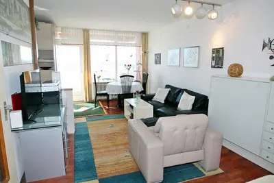 Image de Schöne, Helle Ferienwohnung für bis zu 4 Personen mit Laminatboden und Balkon in