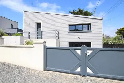 Image de Maison avec Jardin Clos, Terrasse et Wi-Fi - 2 Chambres