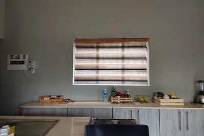 Image de one bedroom cottage fully equipped kitchen lounge and bathroom, free parkin pool