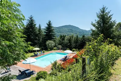 Image de Appartement \"Alba al Rifugio Arcobaleno\" avec vue sur les montagnes, piscine partagée et Wi-Fi.