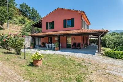 Image de Appartement \"Tramonto al Rifugio Arcobaleno\" avec vue sur les montagnes, piscine partagée et Wi-Fi.