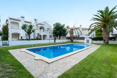 Maison de vacances 'Las Palmeras' près de la mer avec piscine partagée et sans animaux domestiques