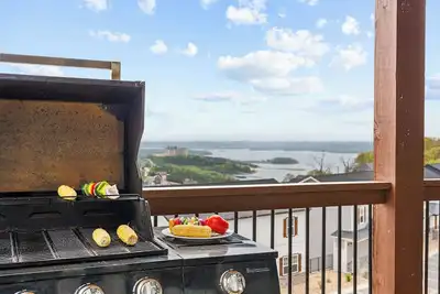 Image de Luxury 8br Lake+Mtn Views • Pool & Private Hot Tub