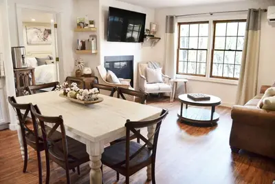 Image de Historic Midtown Ruidoso Cabin | Walk to Shops & Private Hot Tub