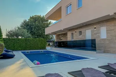 Image de Villa Rozzaria - 5 min from the beach /w hottub and heated pool