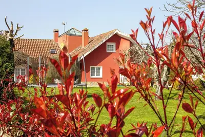 En Galice : Villa confortable avec magnifique jardin et piscine.
