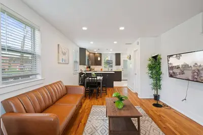 Image de Modern Colonial House, 5m to Dc & Dca | CozySuites