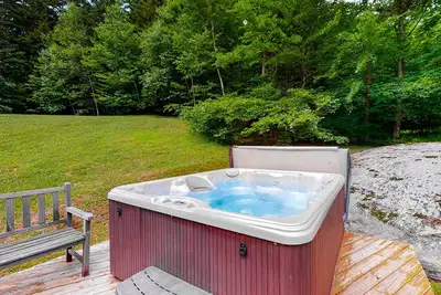 Image de 3-story rural home with private hot tub, gym, gas grill & spacious deck