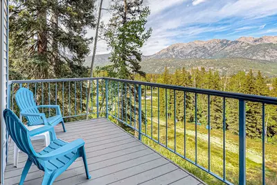 Image de Ski-in/ski-out getaway with lake & mountain views, balcony, wood stove