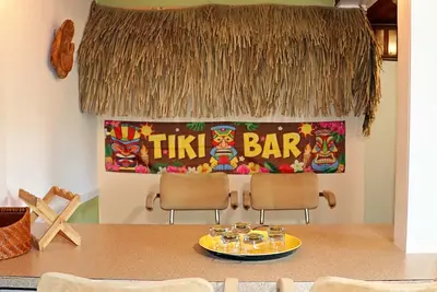 Image de Indoor Tikibar Up to 8 guests plus pet, fenced backyard in North Macon 4bd 2ba