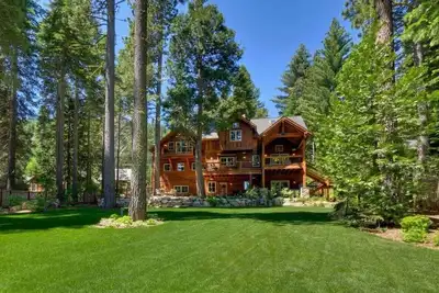Image de Lazy Bear Lodge in Homewood - hot tub, close to lake, large home