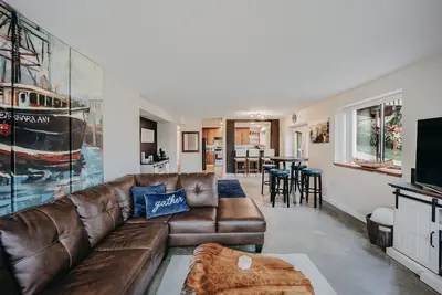 Image de Baker View Lodging with hot tub, sound, mountain, and territorial views.