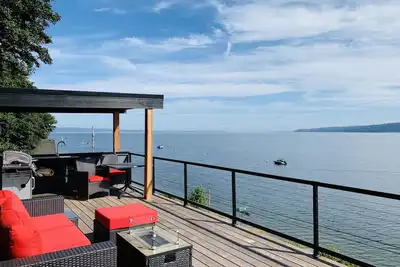 Image de Modern beachfront getaway w/hot tub and rooftop deck