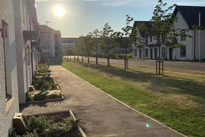 Image de Chambre double dans une toute nouvelle propriété partagée, à 3 miles de l'airpo