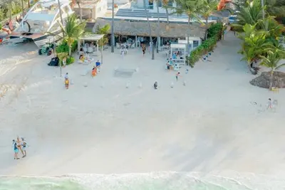Image de 40 steps to Bavaro beach. 5 walk to shops, newly renovated