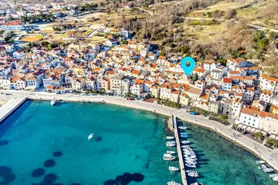 Image de 100 mètres de la plage de galets