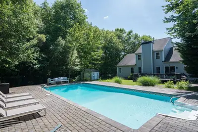 Image de Lovely home w/ in ground-pool, central air, private yard & more!