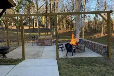 Image de One of a kind gated home with acreage and pool! Minutes from square. A must see!