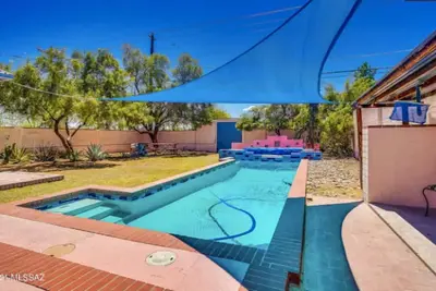 Image de Updated central Tucson house with pool, basketball, hot tub, steps to restaurant