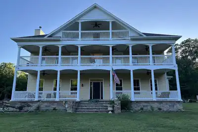 Image de Beautiful custom built home in the country